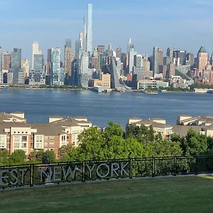 Apartment Retreat - 2br Nyc Access, West New York